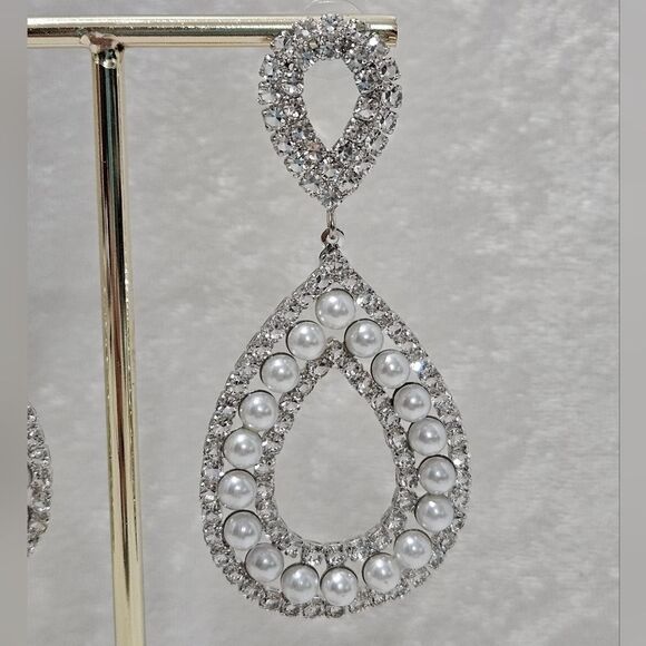 NEW, Bold and sparkly dangle earrings. - Picture 3 of 6